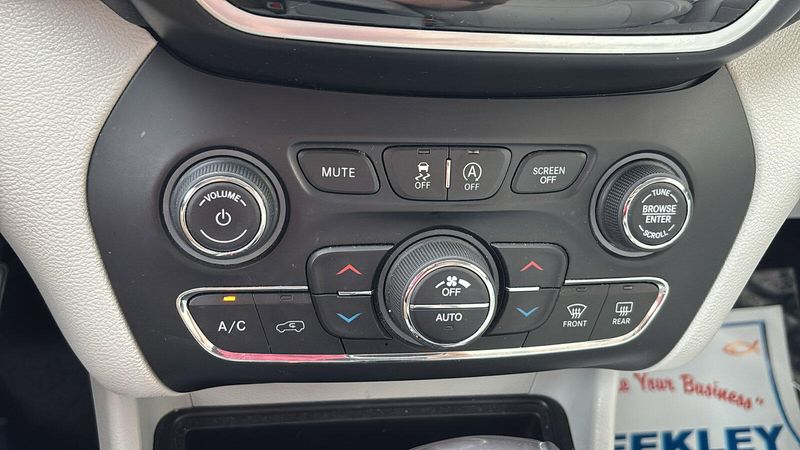 Used 2019 Jeep Cherokee LimitedImage 13