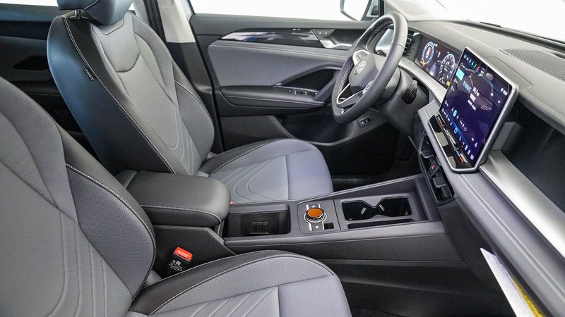 New 2025 Volkswagen Tiguan 2.0T SEImage 17
