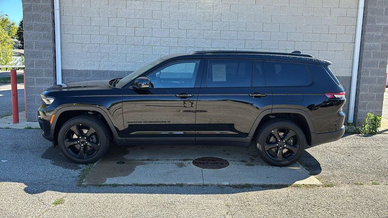 2023 Jeep Grand Cherokee Altitude photo 2