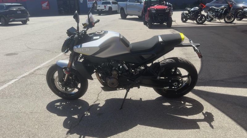 New 2025 Husqvarna VITPILEN 801 Image 5