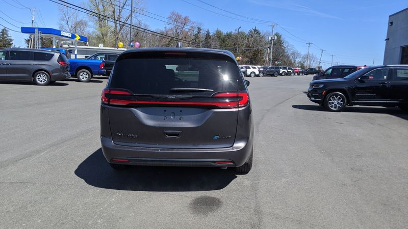 2022 Chrysler Pacifica Hybrid Touring LImage 6
