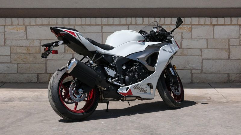 2025 Kawasaki NINJA ZX6R PEARL ROBOTIC WHITE AND METALLIC GRAPHITE GRAYImage 3