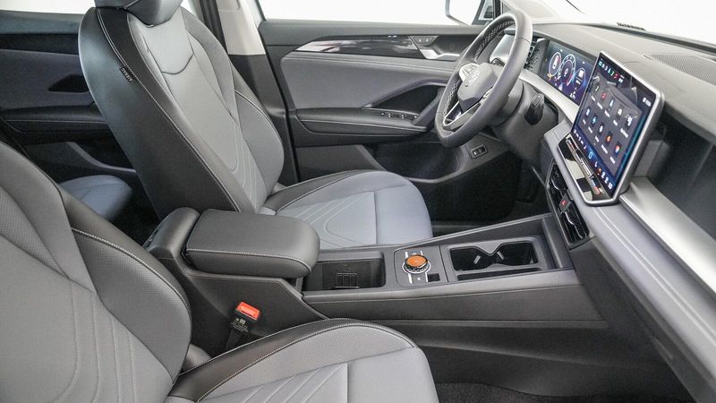 New 2025 Volkswagen Tiguan 2.0T SEImage 17