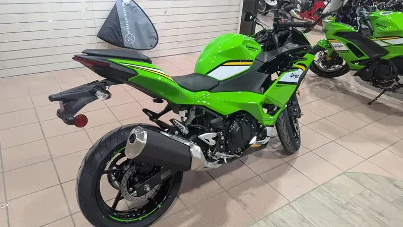 2025 Kawasaki NINJA 500 KRT EDITION LIME GREEN AND EBONY AND PEARL BLIZZARD WHITEImage 5