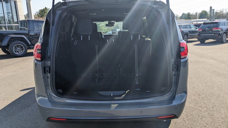 2023 Chrysler Pacifica Plug-in Hybrid Touring LImage 7