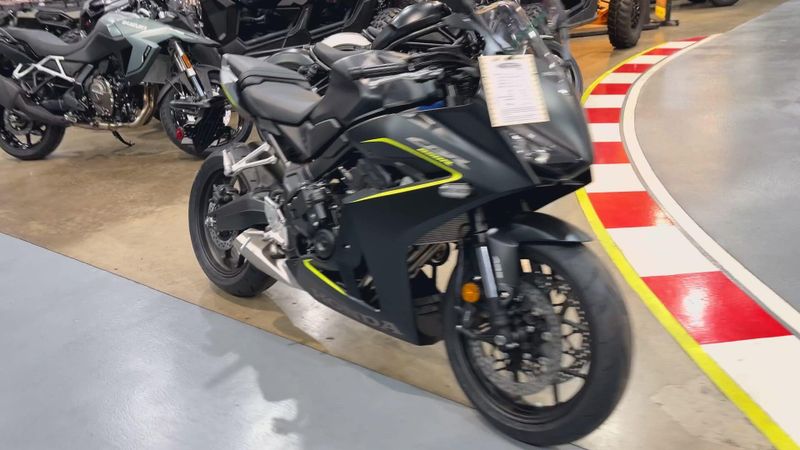 New 2026 Honda CBR650R E-CLUTCH Image 6