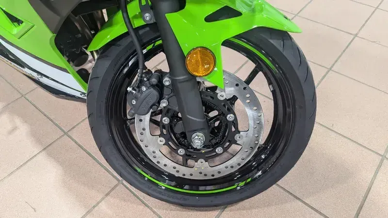 2025 Kawasaki NINJA 500 KRT EDITION LIME GREEN AND EBONY AND PEARL BLIZZARD WHITEImage 17