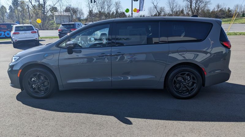 2023 Chrysler Pacifica Plug-in Hybrid Touring LImage 4