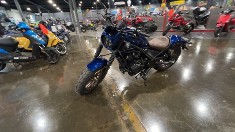 2025 Honda REBEL 500 ABS SE  in a PEARL BLUE exterior color. Del Amo Motorsports of Redondo Beach (424) 390-7811 delamomotorsports.com 