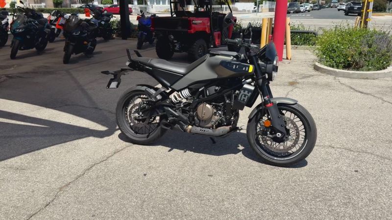 Used 2024 Husqvarna SVARTPILEN 401 Image 2
