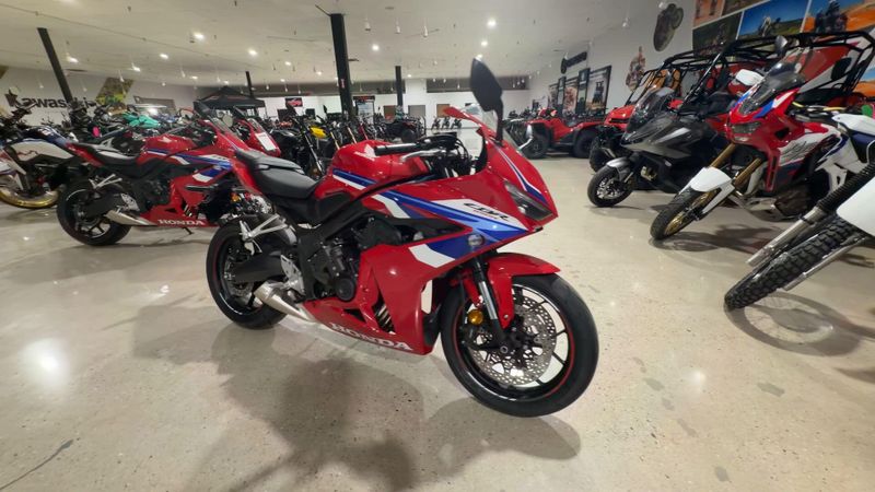 New 2026 Honda CBR650R E-CLUTCH Image 5