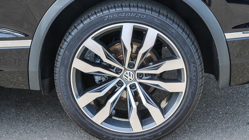 2019 Volkswagen Tiguan 2.0T SEL Premium R-LineImage 12