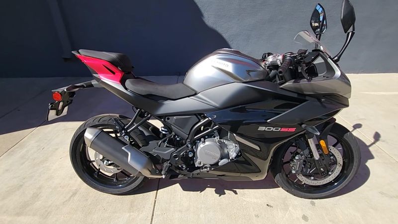 New 2025 CFMOTO 300SS Image 4