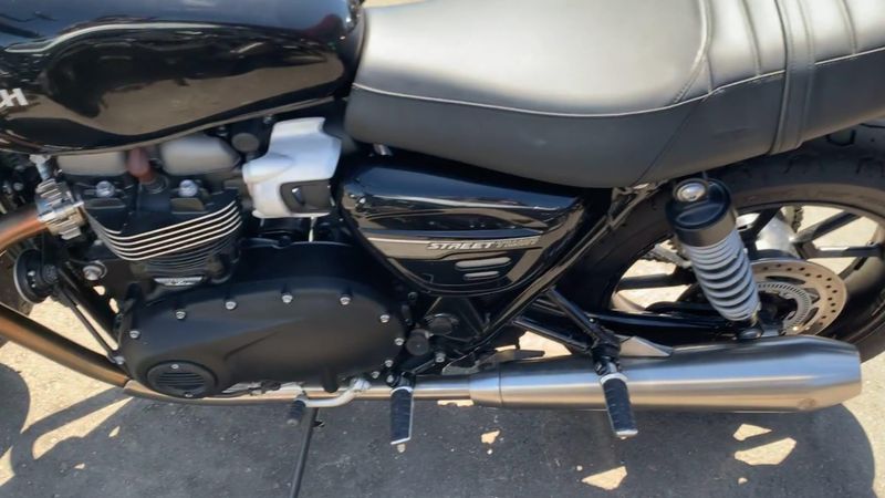 Used 2022 Triumph Street Twin Base Image 2
