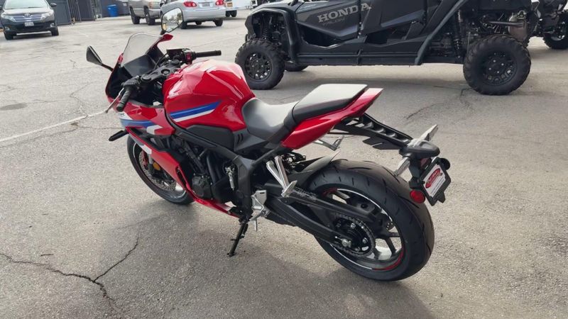 New 2026 Honda CBR650R E-CLUTCH Image 2