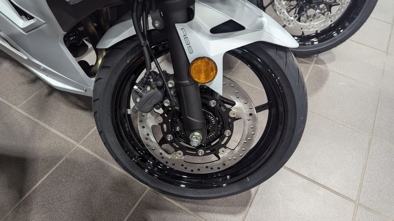 2025 Kawasaki NINJA 500 ABS METALLIC MATTE WHITISH SILVER AND METALLIC MOONDUST GRAYImage 16