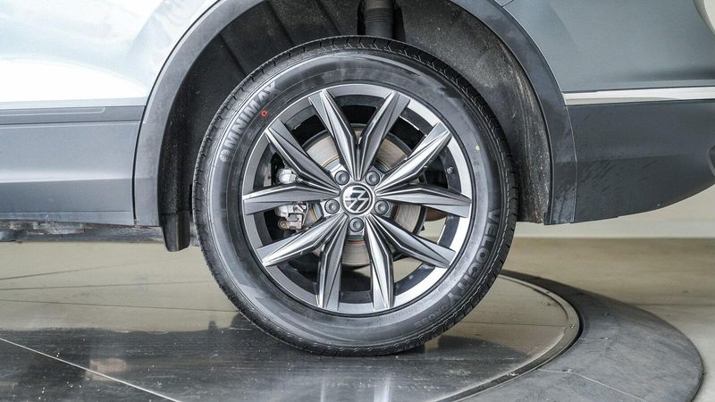 2022 Volkswagen Tiguan 2.0T SEImage 9