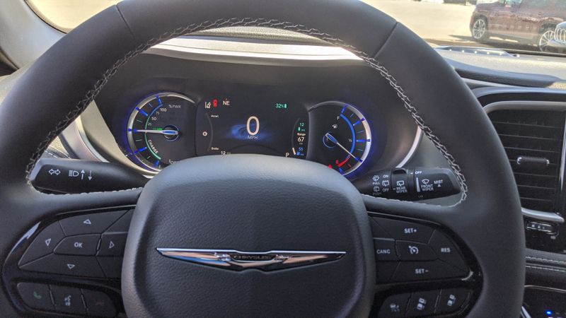 2022 Chrysler Pacifica Hybrid Touring LImage 11