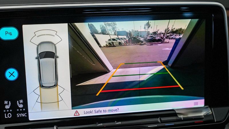 New 2025 Volkswagen Atlas 2.0T SE w/TechnologyImage 24