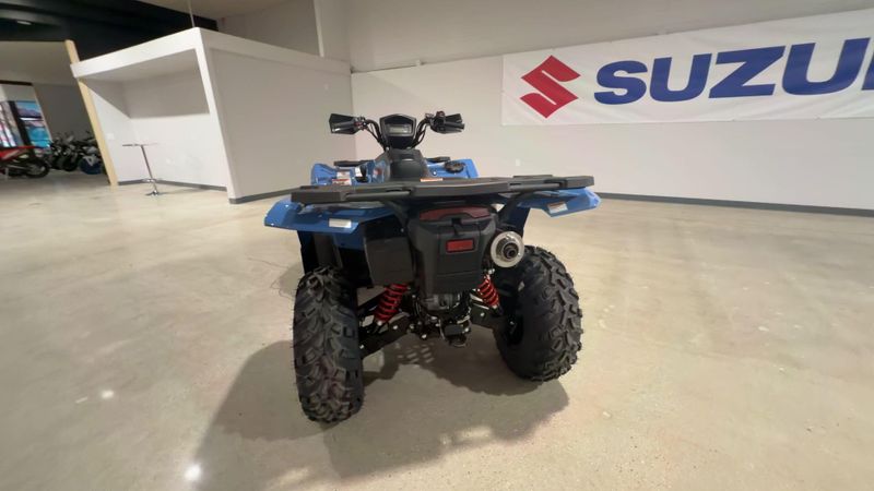 New 2025 Suzuki KINGQUAD 500 AXI POWER STEERING SE  in a BLUE exterior color. Victorville Del Amo Motorsports 760-241-7387 delamomotorsportsofvictorville.com 