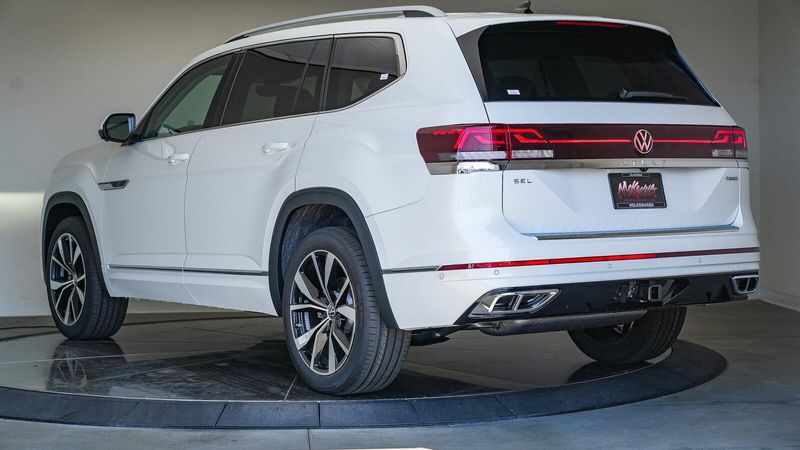2025 Volkswagen Atlas 2.0T SEL Premium R-LineImage 2