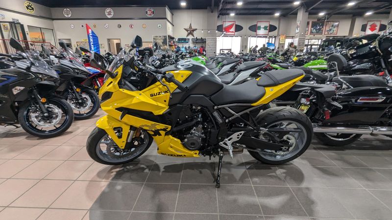 2024 SUZUKI GSXS 8R in a PEARL IGNITE YELLOW exterior color. Family PowerSports (877) 886-1997 familypowersports.com 