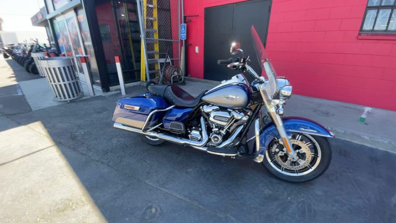 Used 2017 Harley-Davidson ROAD KING Image 2