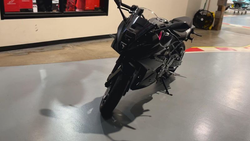 2025 Suzuki GSX-8R Image 3