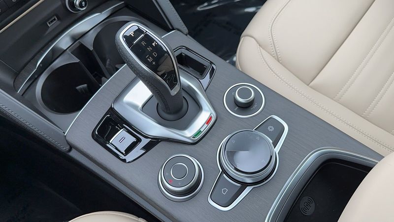 2023 Alfa Romeo Stelvio Lusso AwdImage 17
