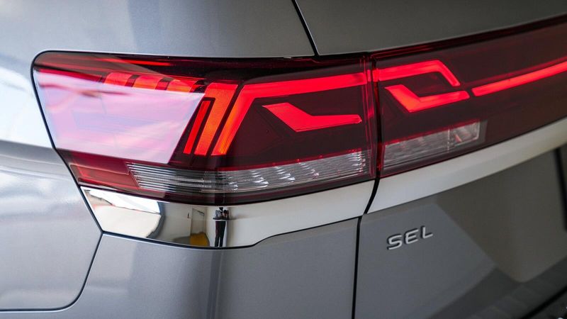 2025 Volkswagen Atlas 2.0T SEL Premium R-LineImage 8