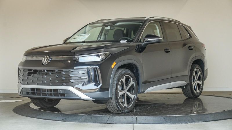 New 2025 Volkswagen Tiguan 2.0T SEImage 1