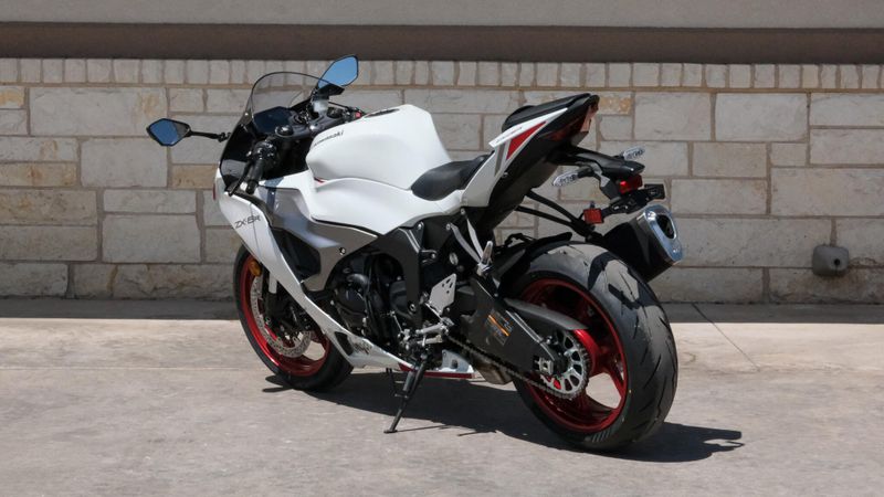 2025 Kawasaki NINJA ZX6R ABS PEARL ROBOTIC WHITE AND METALLIC GRAPHITE GRAYImage 5