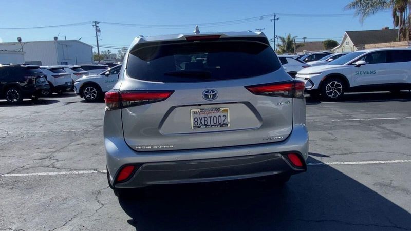 2021 Toyota Highlander LimitedImage 8