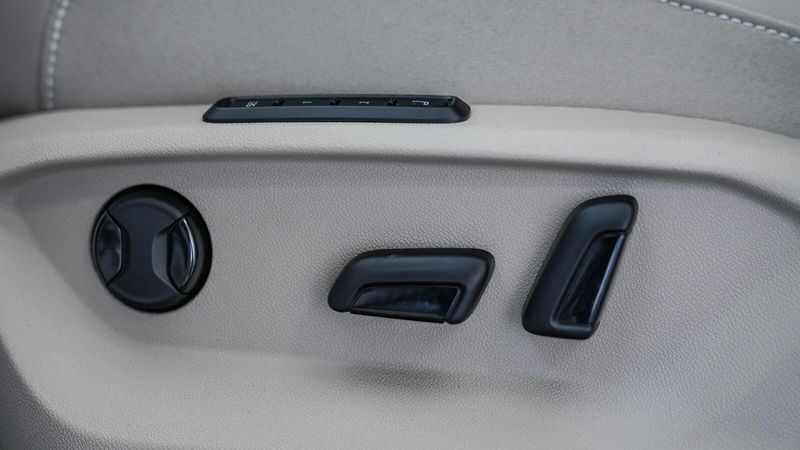 New 2025 Volkswagen Atlas 2.0T SEL Premium R-LineImage 22