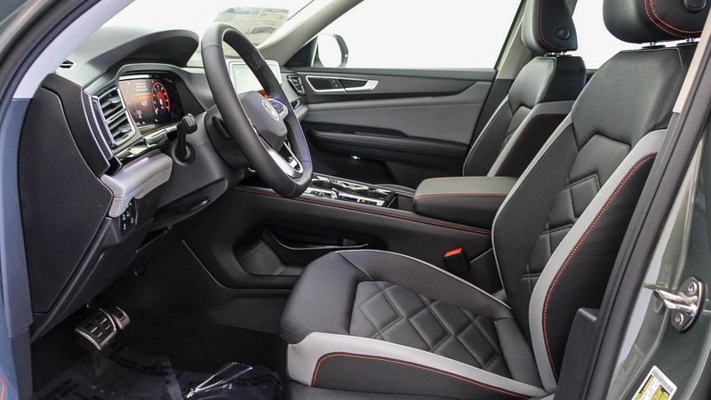 2025 Volkswagen Atlas 2.0T Peak Edition SEImage 18