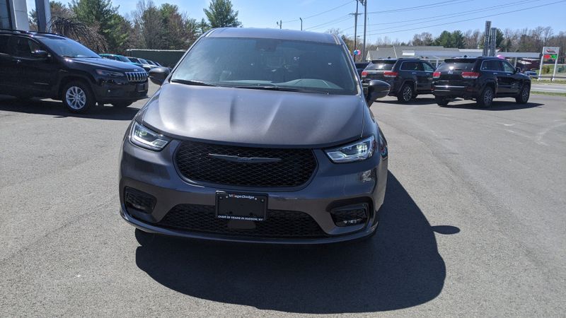 2022 Chrysler Pacifica Hybrid Touring LImage 2