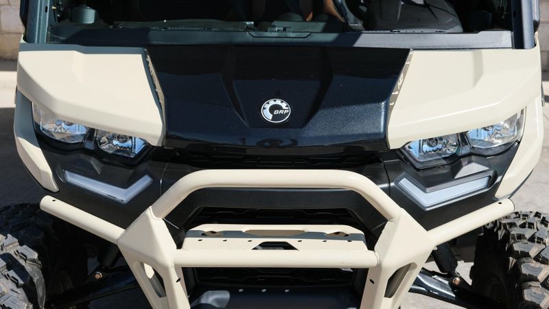 2025 Can-Am DEFENDER MAX LIMITED CAB HD10 DESERT TAN AND STEALTH BLACK Image 10