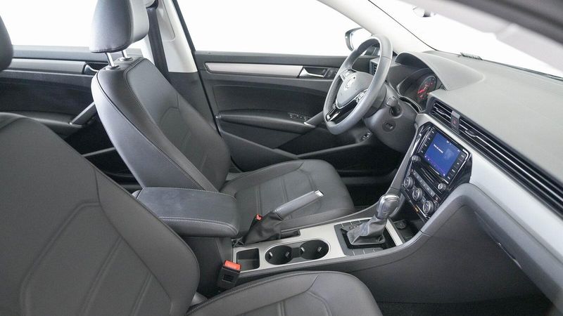 2022 Volkswagen Passat 2.0T SEImage 16