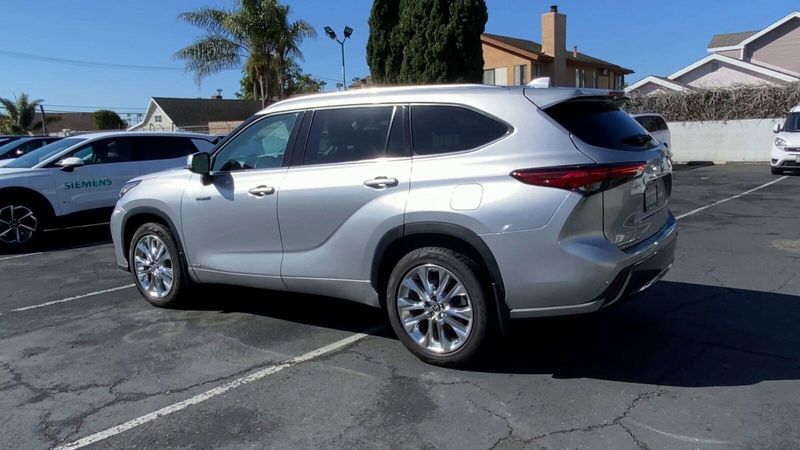 2021 Toyota Highlander LimitedImage 7