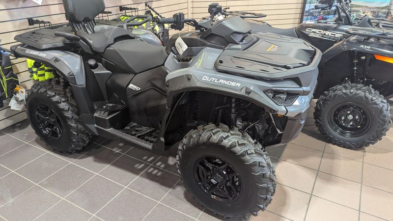 2025 CAN-AM OUTLANDER MAX DPS 850 GRANITE GRAY  in a GRANITE GRAY exterior color. Family PowerSports (877) 886-1997 familypowersports.com 