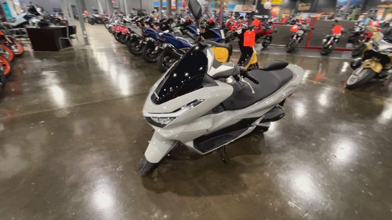2025 Honda PCX Image 4