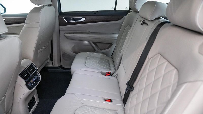New 2025 Volkswagen Atlas 2.0T SEL Premium R-LineImage 19