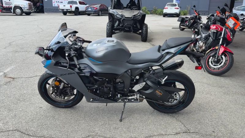 Used 2025 Kawasaki NINJA ZX-6R Image 5
