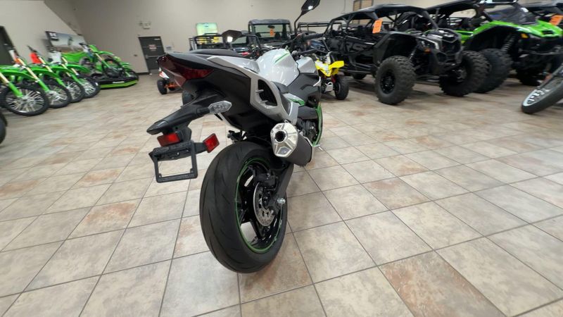 New 2024 Kawasaki Z7 HYBRID ABS Image 8