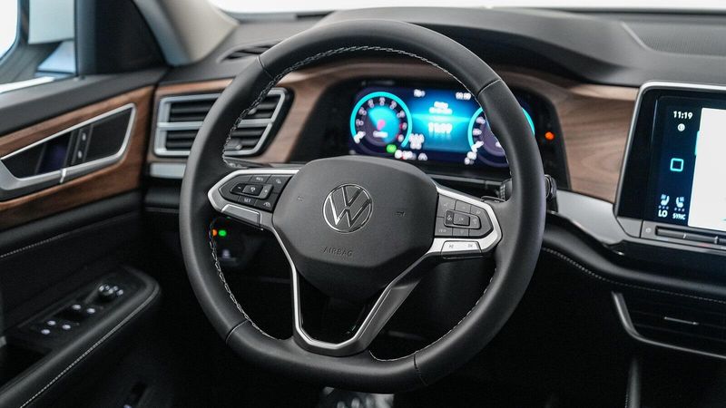 New 2025 Volkswagen Atlas 2.0T SE w/TechnologyImage 16