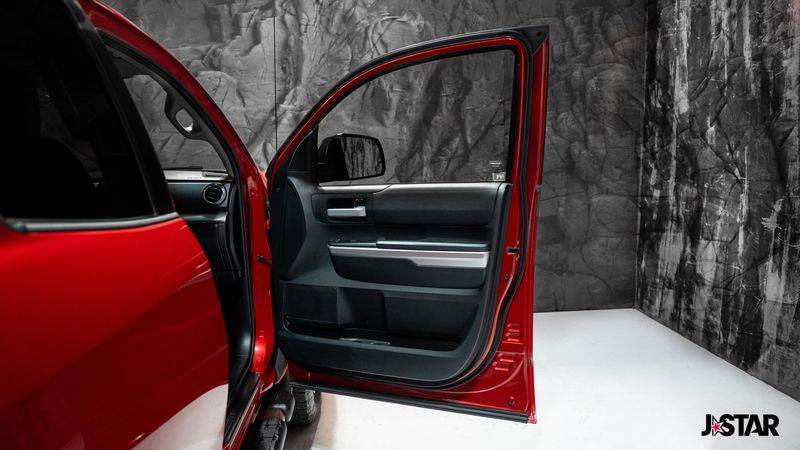 2017 Toyota Tundra SR5 photo 9