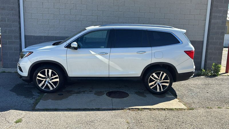 2017 Honda Pilot Elite photo 2