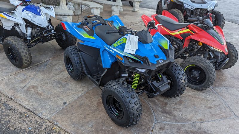 2024 Polaris OUTLAW 70 EFI VELOCITY BLUE AND LIFTED LIMEImage 3