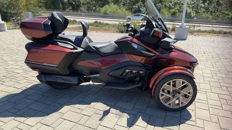 New 2026 Can-Am SPYDER RT SEA-TO-SKY (SE6) Image 2