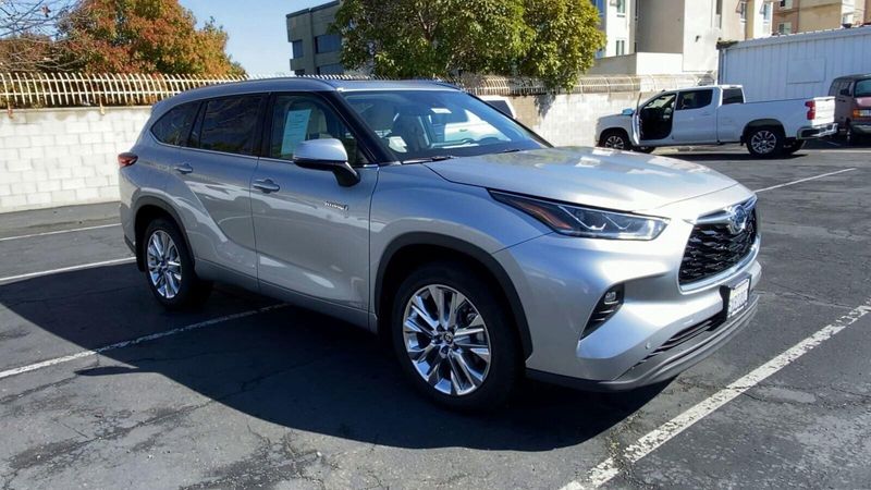 2021 Toyota Highlander LimitedImage 3